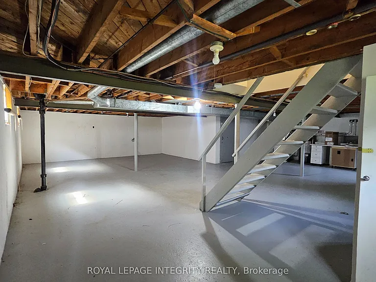 1764 Gage Cres — Photo 36