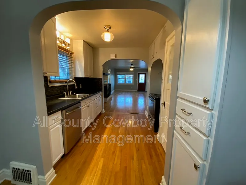 3 bed, 2.0 bath, 1900 sqft, $2,150 — Photo 3