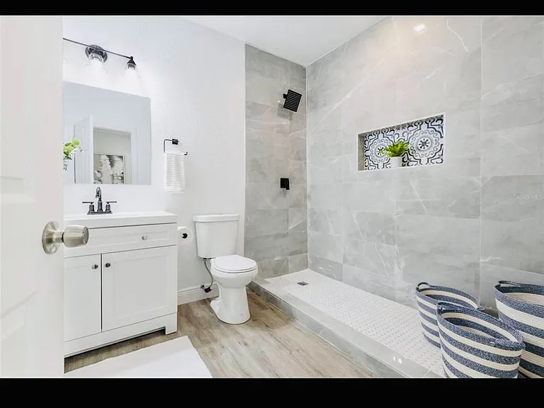 1305 E Osborne Ave — Photo 14