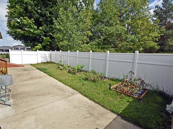 5th image of 36 Scotch Pine Ln