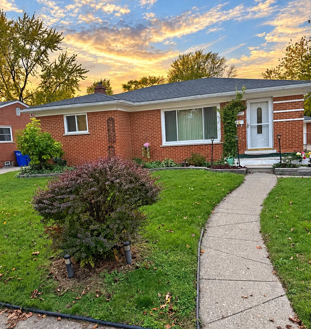 3 bed, 1024 sqft, $1,650 — Photo 1
