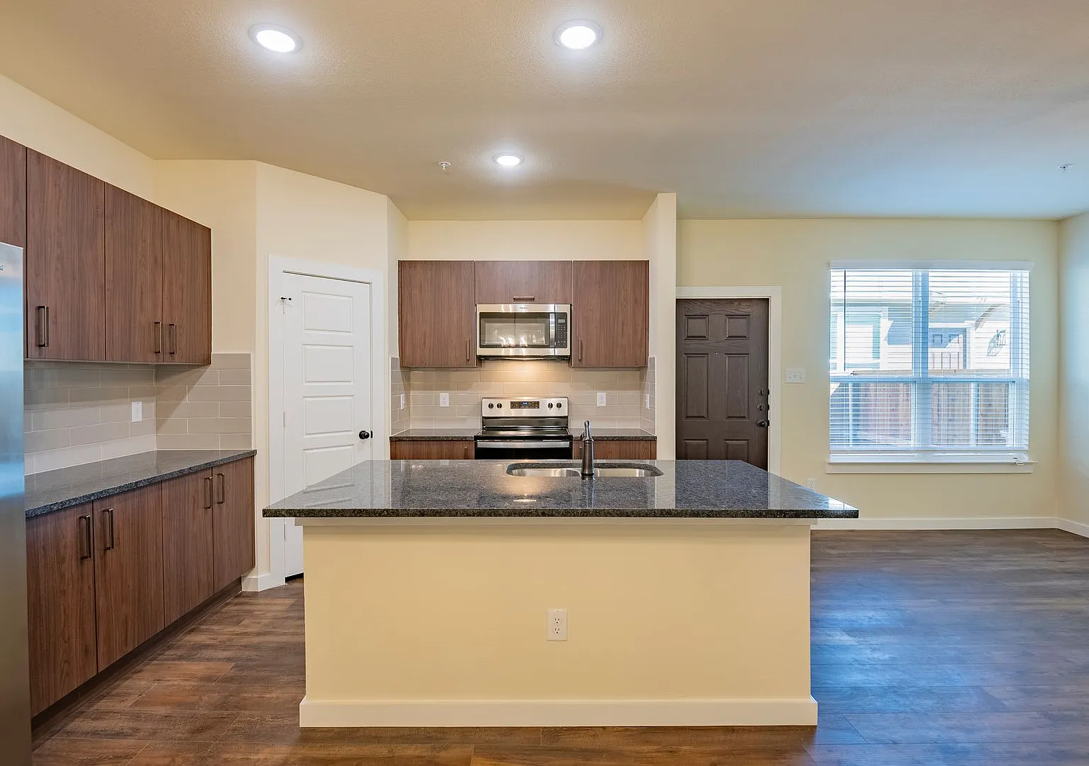 Available Now! Gorgeous 2 Bedroom Four Plex Located In Midlothian Isd! — Photo 4