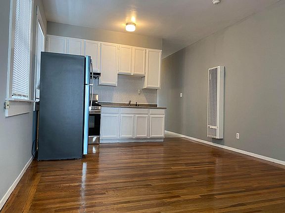 2nd image of 25 Varennes St