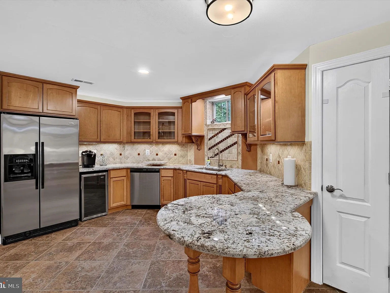 1 bed, 1.0 bath, 4705 sqft, $2,000 — Photo 3