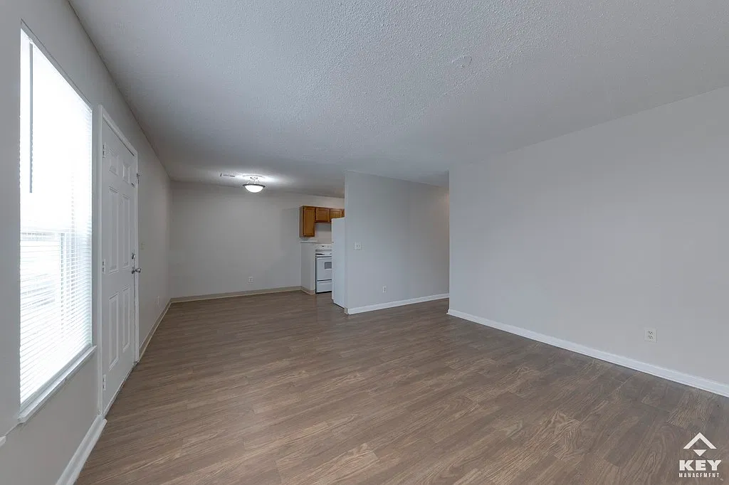 3 bed, 990 sqft, $850 — Photo 2