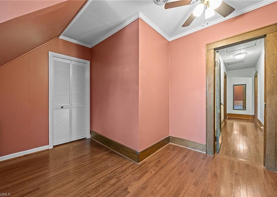 19th image of 224 W Colonial Dr