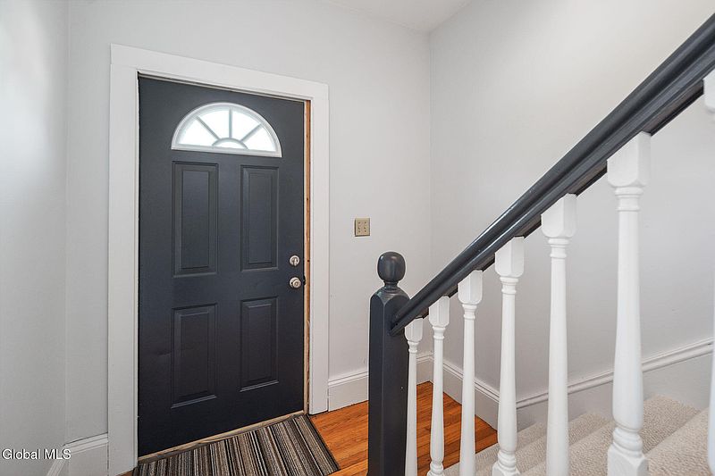 4th image of 8 Newton Avenue