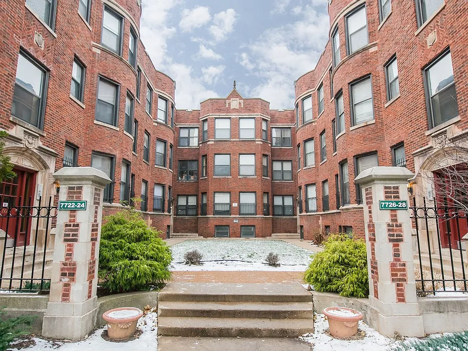 7722-28 N. MARSHFIELD