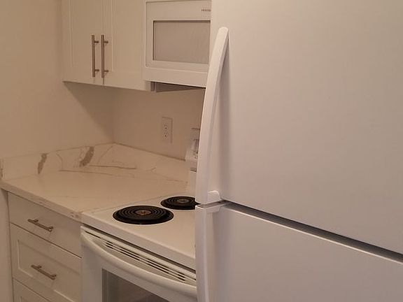3rd image of 9258 Greenwood Ave N APT 1