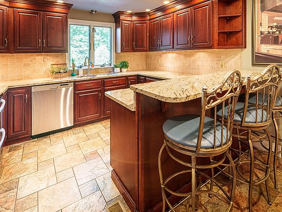 5th image of 12 Clarridge Cir