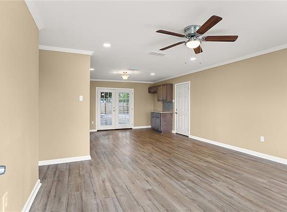 3rd image of 161 Elaine Dr