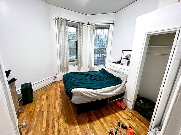 4th image of 228 W 72nd St APT 2R