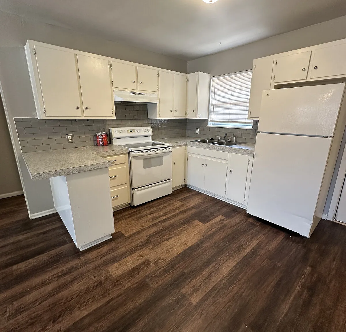 3 bed, 1.0 bath, 1050 sqft, $850 — Photo 3