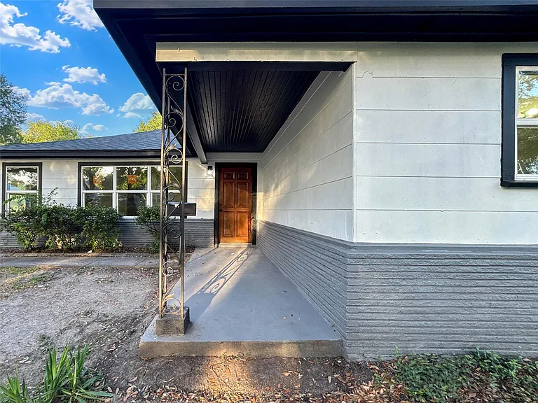 703 Texas Ave — Photo 4