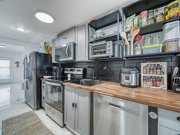 4th image of 1430 NE 170th St APT 322