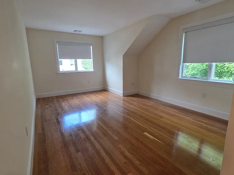 910 W Roxbury Pkwy — Photo 13