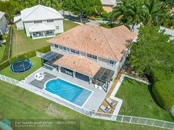 3rd image of 3901 Pinecrest Ct