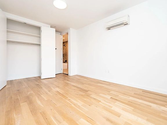 4th image of 552 Sackett St Unit 2