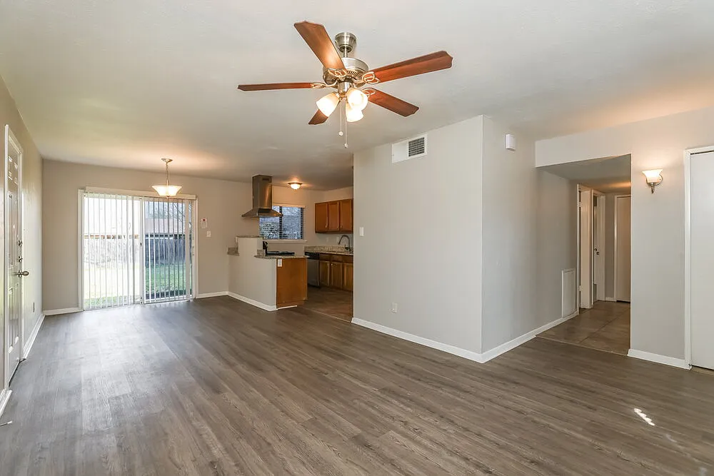 2 bed, 1.0 bath, 1113 sqft, $1,720 — Photo 3