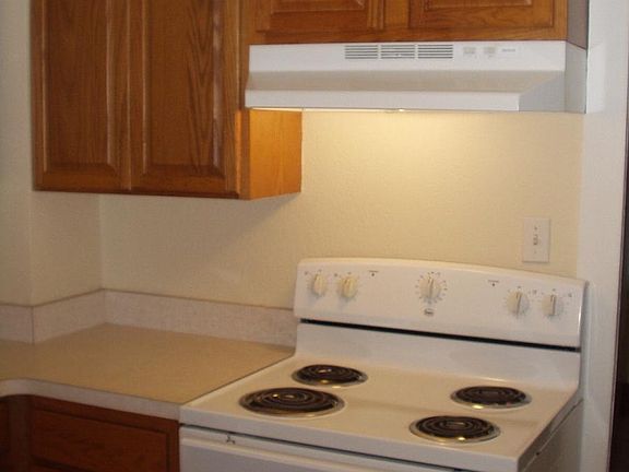 Kitchen w/electric range