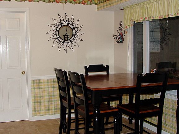 eat-in area of kitchen
