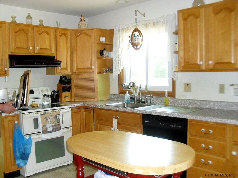 3rd image of 61 MAPLE Lane