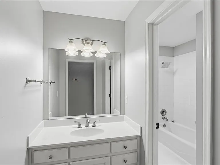 4563 Fountain Dr NE — Photo 17