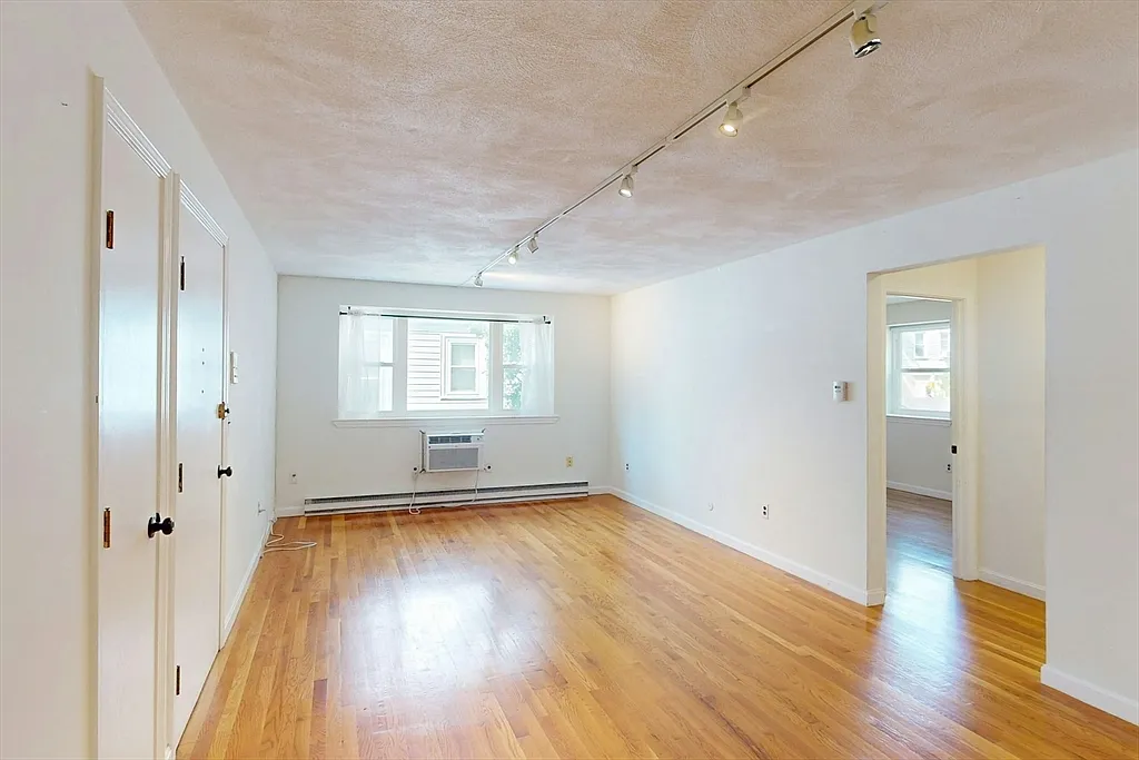 2 bed, 1.0 bath, 720 sqft, $3,300 — Photo 3