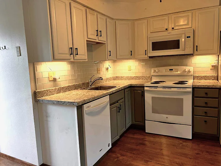 1421 Eastview Dr #B — Photo 8