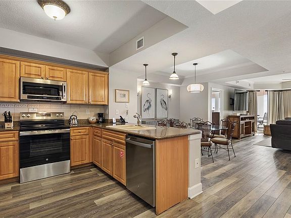 5th image of 200 OCEAN CREST DRIVE #617