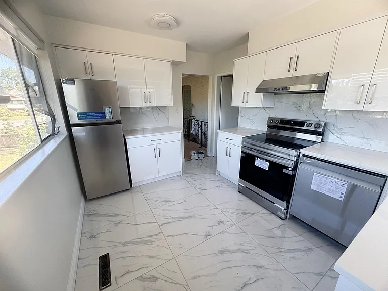 8620 Camden Cres — Photo 14
