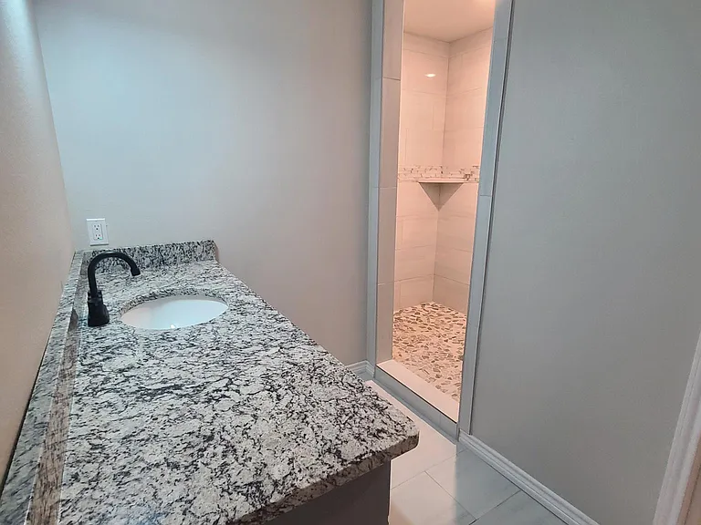 5523 Jarvis St #B — Photo 11