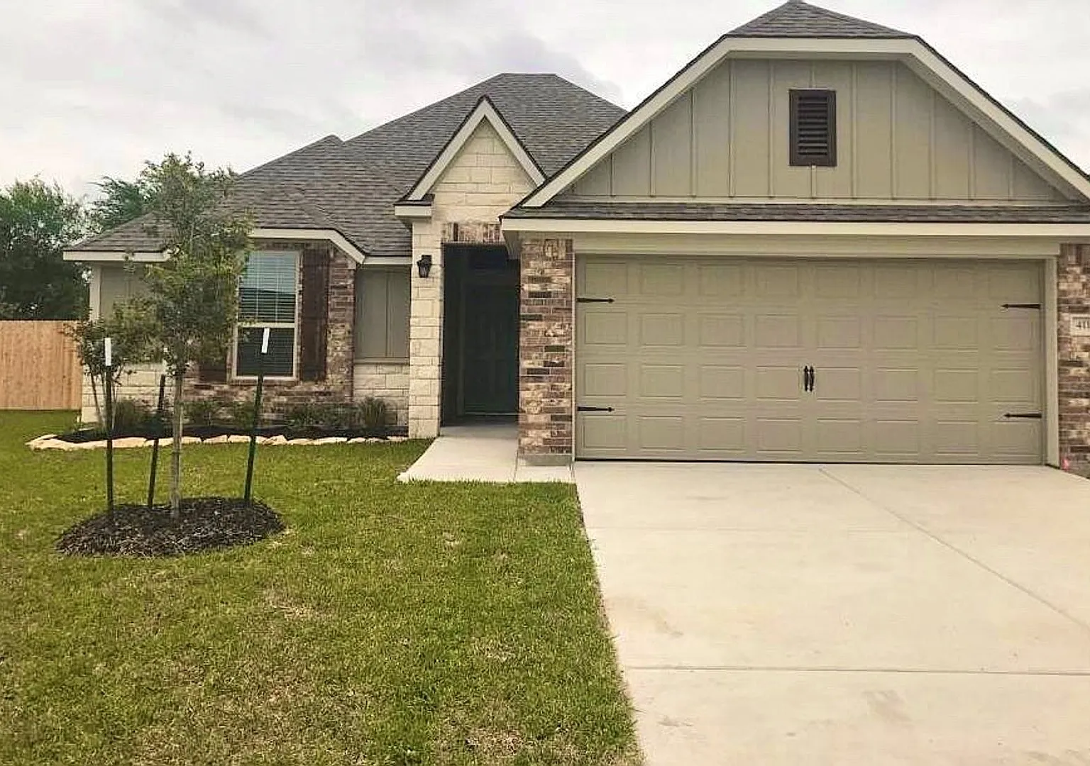 Spacious Single-Family Home Available Soon! — Photo 1