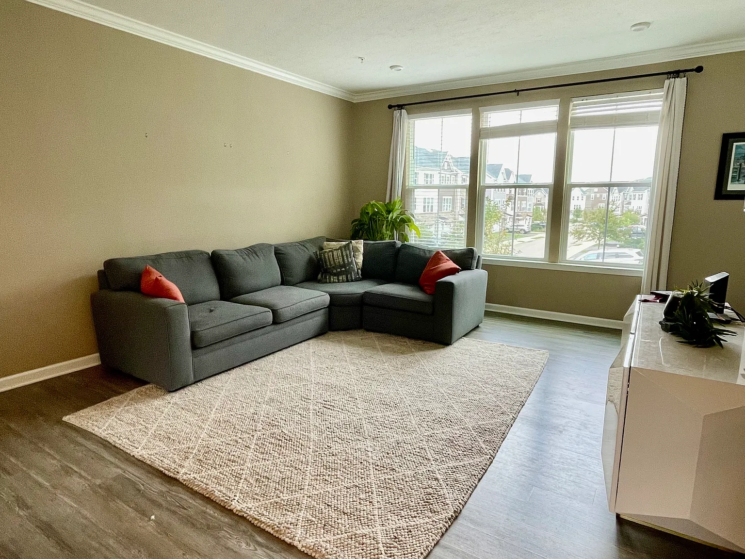 3 bed, 2.5 bath, 1786 sqft, $3,250 — Photo 3