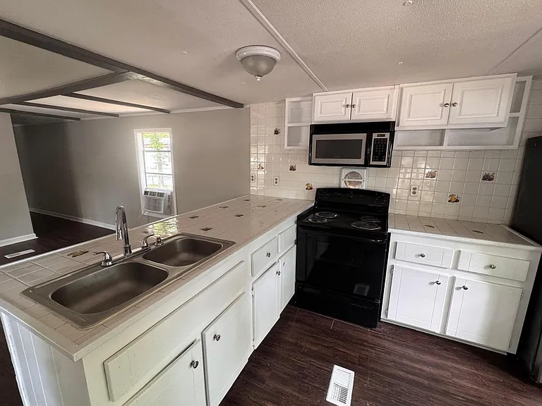 211 W Little Indian Trl NE — Photo 1