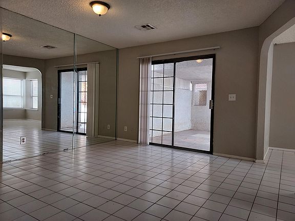 6612 Crosstimber Ct - Family Room