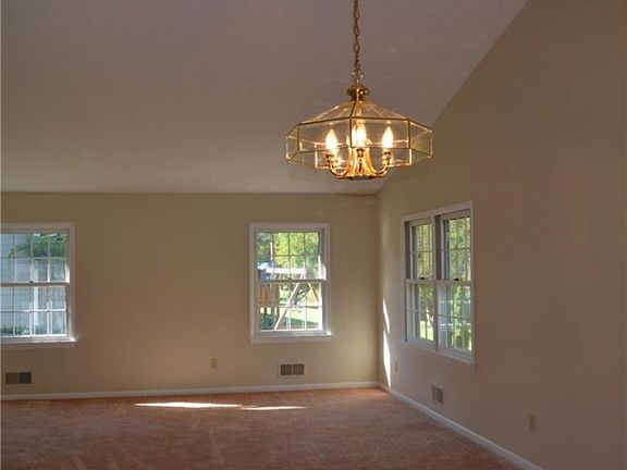 3rd image of 32 Canterbury Trl