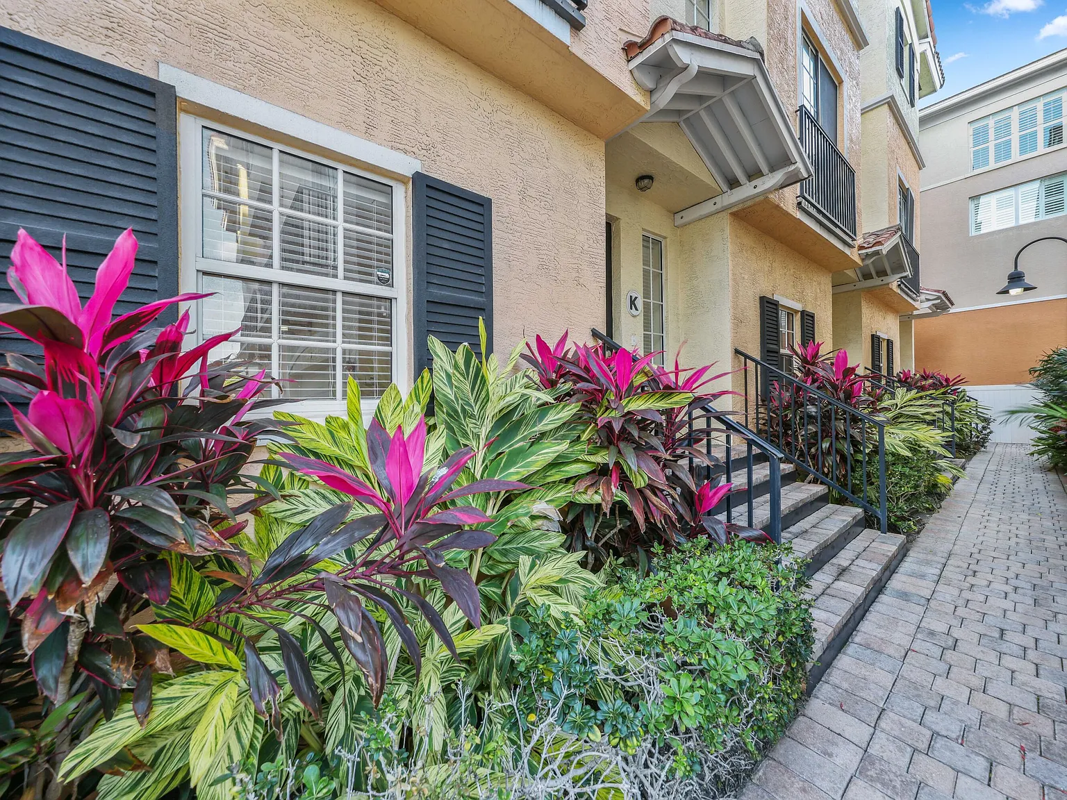 3 bed, 3.5 bath, 1757 sqft, $5,150 — Photo 3