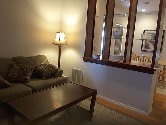 Adorable house completely furnished.