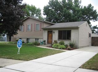 2564 Rainbow Dr, Troy, MI 48083