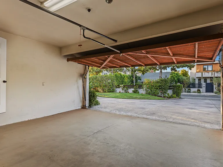 13230 Hesby St — Photo 45
