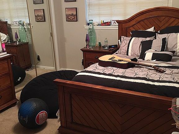 Bedroom (queen bed in room)
