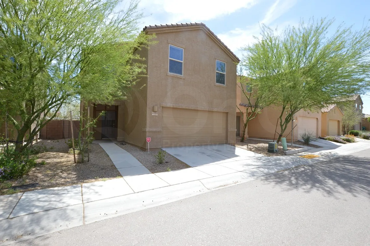 4 bed, 2.5 bath, 1927 sqft, $1,895 — Photo 2