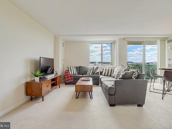 4th image of 501 Slaters Ln APT 816