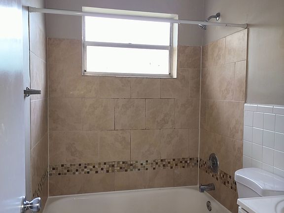 3rd image of 1421 SE 3rd Ct #A6