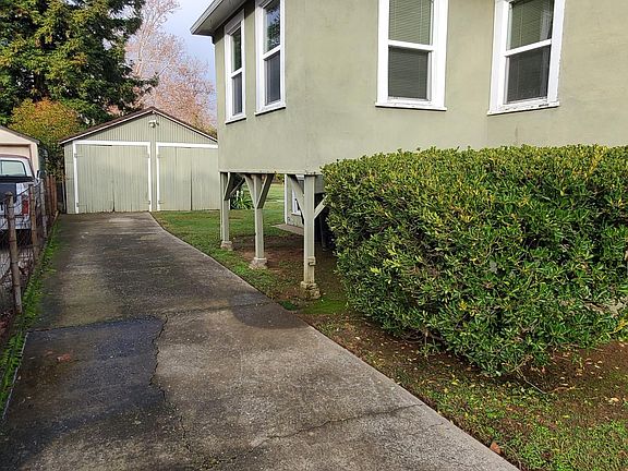 Long driveway: Garage