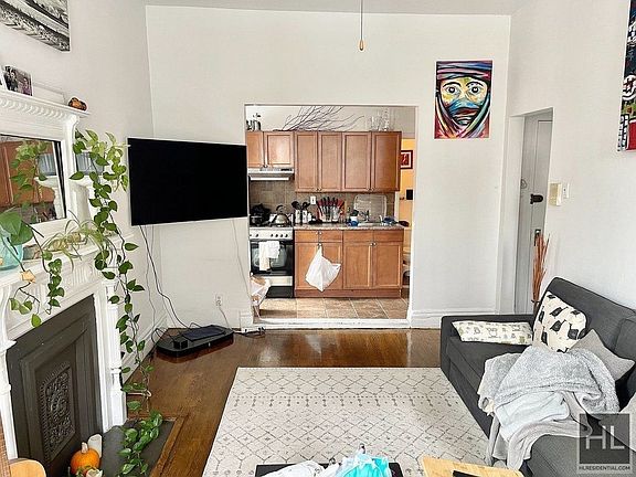 4th image of 507 Manhattan Ave #2