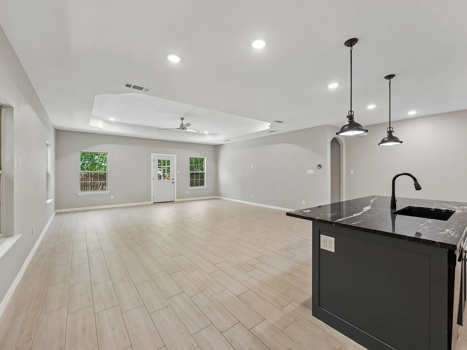 3 bed, 1900 sqft, $2,500 — Photo 4