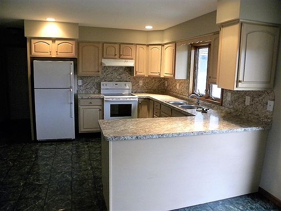 3rd image of 12 Pineview Ct #A