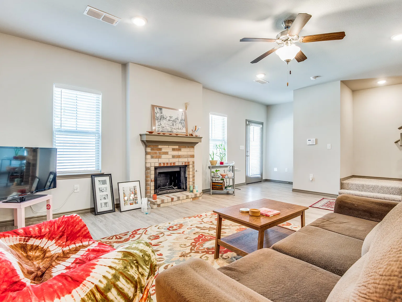 3 bed, 1951 sqft, $2,595 — Photo 3
